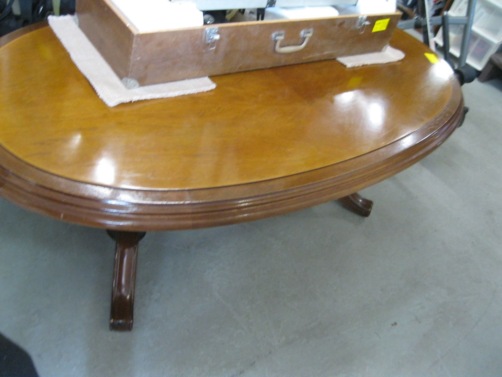 LG. OVAL SOLID WOOD MAHOGANY COFFEE TABLE