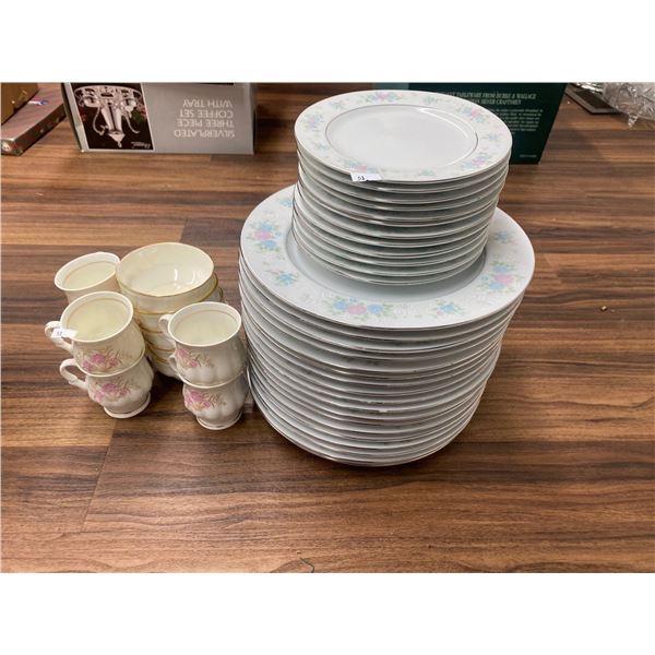 Large Mismatch China Set coral, Duckfin, Prestige.