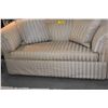 Image 3 : UPHOLSTERED LOVESEAT W/DOWN PILLOWS