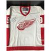 Image 3 : GORDIE HOWE DUAL SIGNED AND MULTI INSCRIBED REDWINGS JERSEY