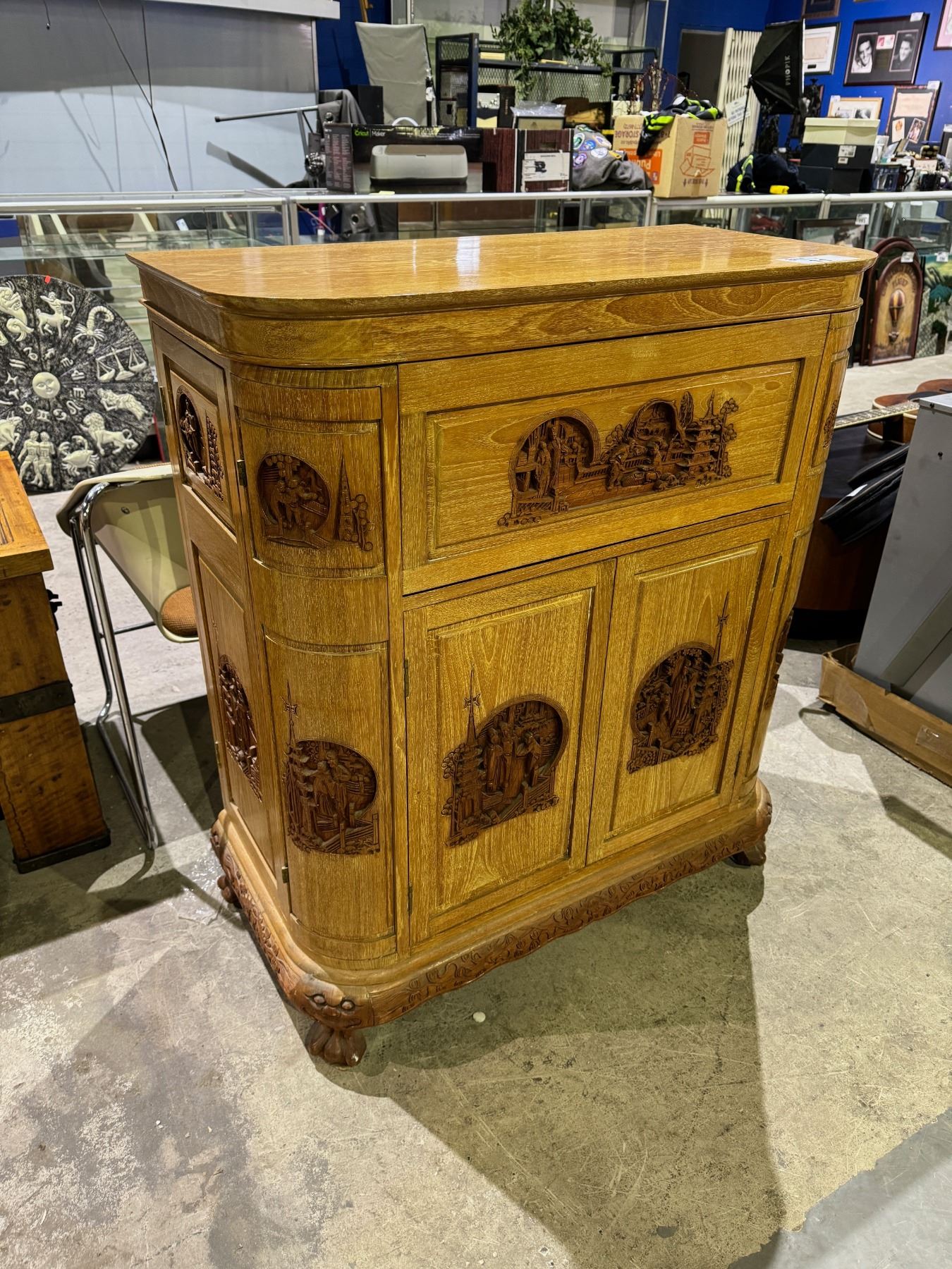 George Zee GEORGE ZEE ART CARVED CLAW FOOT KILN DRIED TIMBER BAR CABINET 35
