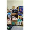 Image 2 : PALLET OF ASSORTED ESTATE CONTENTS INCLUDING; LUGGAGE, TOYS, CLOTHING & MORE