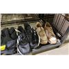 Image 3 : SHELF LOT OF SHOES, BAGS AND TOQUES