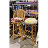 Image 3 : 2 BAR STOOLS & 2 SMALL END TABLES