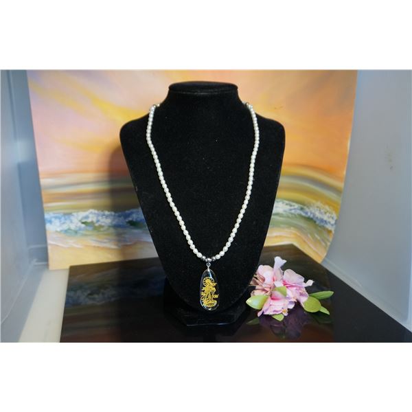 Vintage freshwater white pearls necklace with pendant