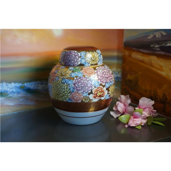 ViNTAGE Kutani ginger jur,ChRYSANTHEMUM decor, Ginger Jar, HandPaiNTED oriental jar,