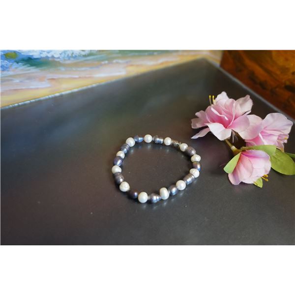 Vintage bracelet with fresh water white and grey pearls