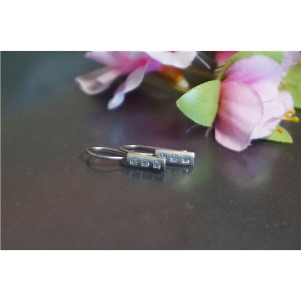 Vintage solver earrings with cubic zirconia