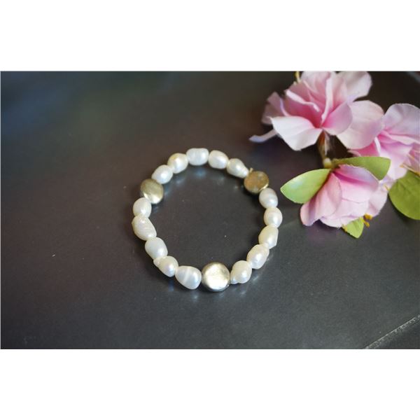 Vintage stretch bracelet with baroque white pearls