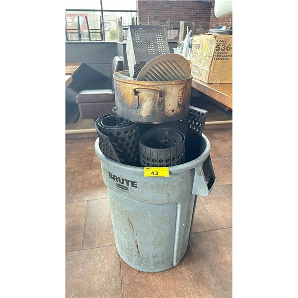 *O/S* GARBAGE CAN WITH RUBBER MATTS AND MORE