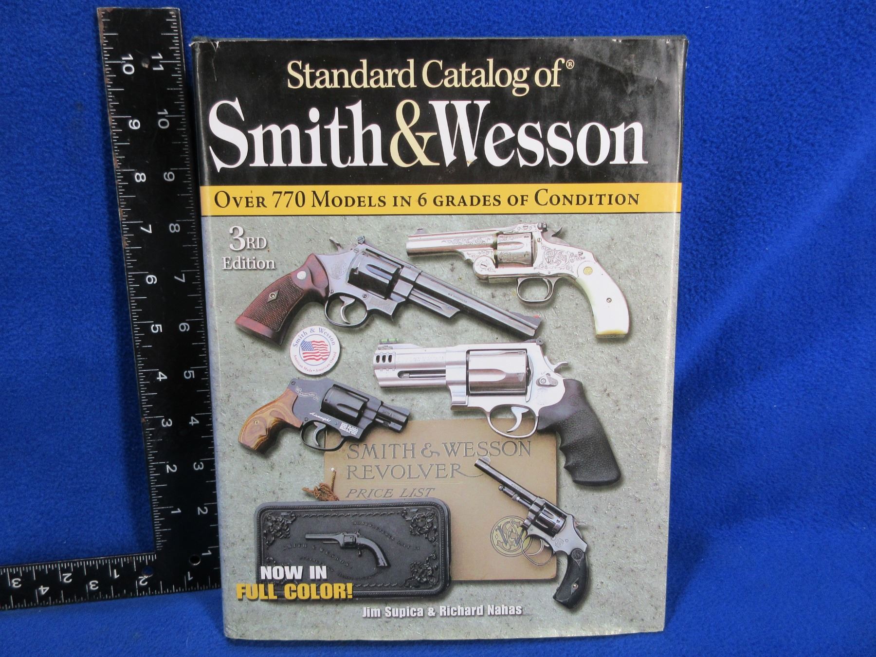1 Book Smith & Wesson Standard Catalog 3rd Edition
