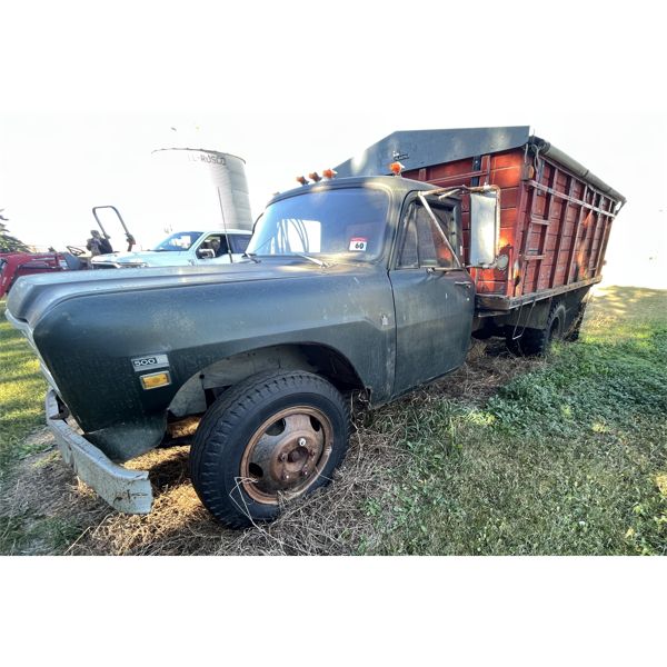 1975 500 IH Single Axle Truck (needs water pump)