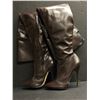 Image 2 : 2 pairs of assorted high heel shoes - sizes Brown leather US 10 & Purple leather US 14