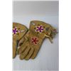 Image 2 : Indigenous Beaded Gloves
