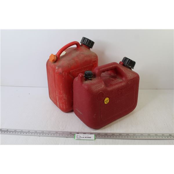 (2) Plastic Gas Cans (5L & 4.7L)