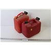 Image 1 : (2) Plastic Gas Cans (5L & 4.7L)