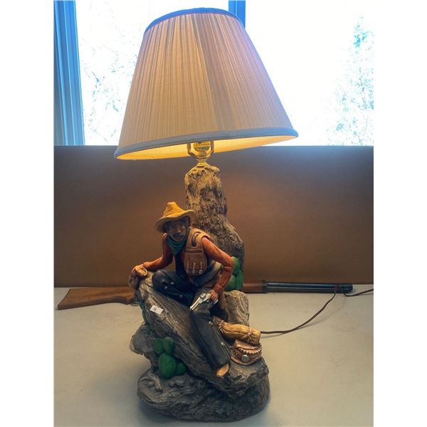 Confederate On The Run Decorative Scenic Lamp 27T Tested And Works (Needs LightBulb )