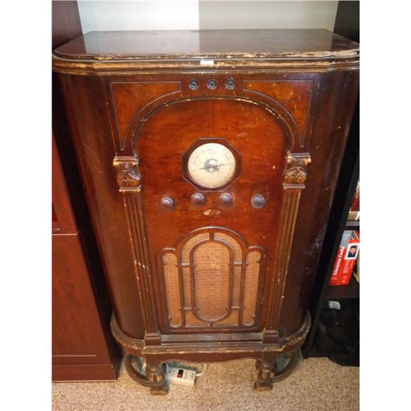 Vintage Magnavox Stand Up Radio