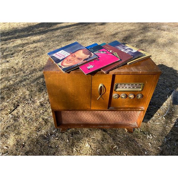 Vintage Radio And Record Player With Assorted Records MO:540