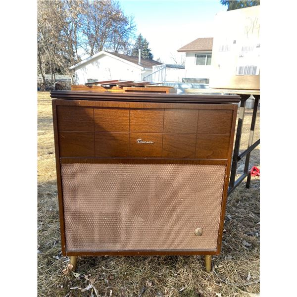 Emerson Radio Record Player With Assorted Records MO:EM804