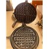 Image 3 : Antique Cast Iron Waffle Maker