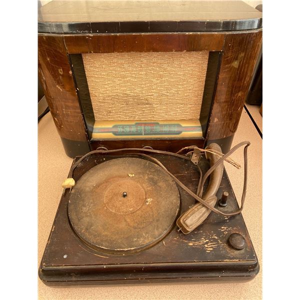 Antique Record Player And Victrola Radio/Record Player MO:2934