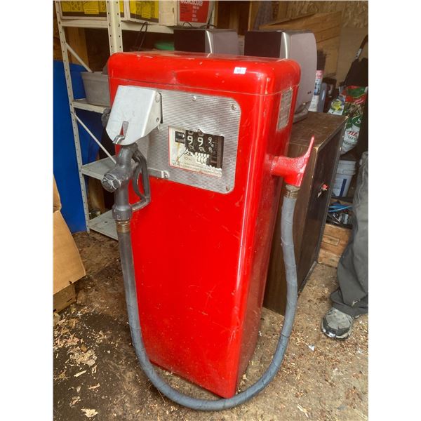 Antique Bennett Gas Pump MO:58 With Pump Inside