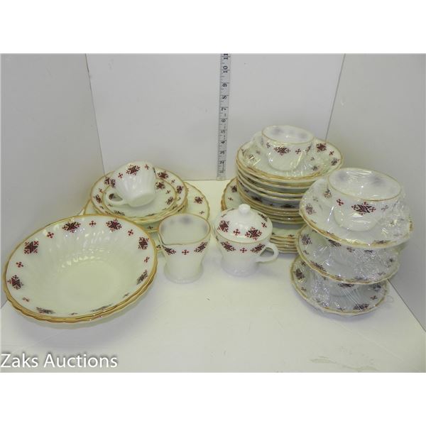 33 Pc Anchor Hocking Ukranian Dish Set