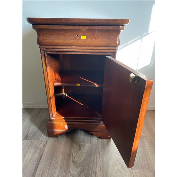 Lexington Night Stand - Missing Knobs 18Lx14Dx27.5H