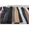 Image 2 : LOT DE 27 PANTALONS POUR FEMMES