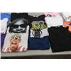 Image 2 : LOT DE 25 CHANDAILS/T-SHIRTS  POUR FEMMES/HOMMES