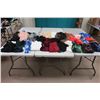 Image 1 : LOT DE 136 VÊTEMENTS POUR FEMMES