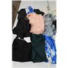 Image 2 : LOT DE 136 VÊTEMENTS POUR FEMMES