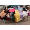 Image 1 : LOT DE 95 VÊTEMENTS POUR FEMMES ASST