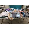 Image 1 : LOT DE 145+ VÊTEMENTS POUR ENFANTS ASST