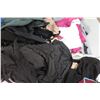 Image 8 : LOT DE 200+ CHANDAILS POUR FEMMES ASST