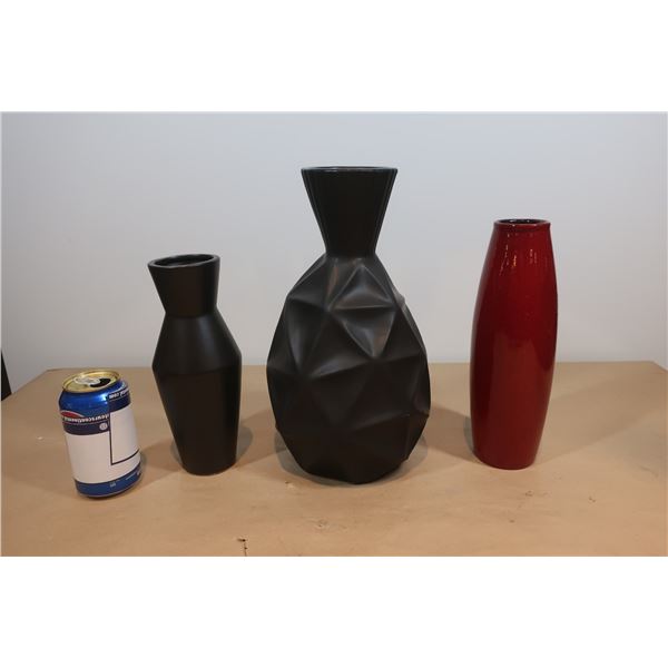 LOT DE 3 VASES ASST