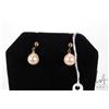 Image 1 : 14kt yellow gold and genuine pearl earrings