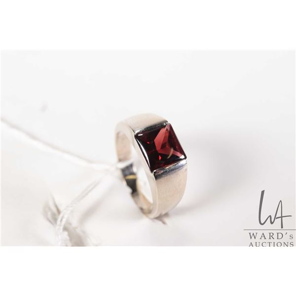 10kt white gold and red gemstone ring, size 8.25