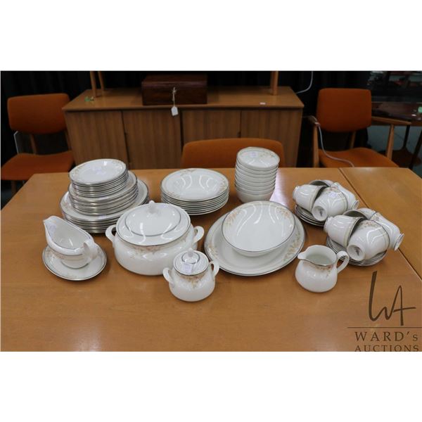 Set of Royal Doulton Vogue porcelain dinnerware "Fascination TC1155" including eight each of 10 1/2"