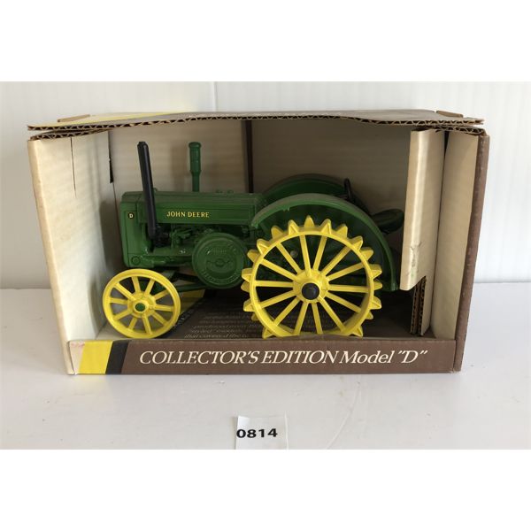 ERTL JOHN DEERE DIECAST 1953 MODEL "D" TRACTOR - 1:16 SCALE 