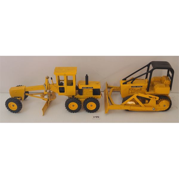 LOT OF 2 - ERTL JOHN DEERE DIECAST TRACTOR COMBINE & BULLDOZER 