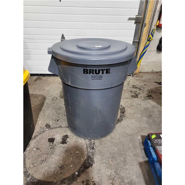 Rubbermaid Brute 20 Gallon Commercial Trash Bin with lid