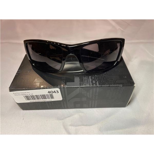Mens Black Oakley Sun Glasses