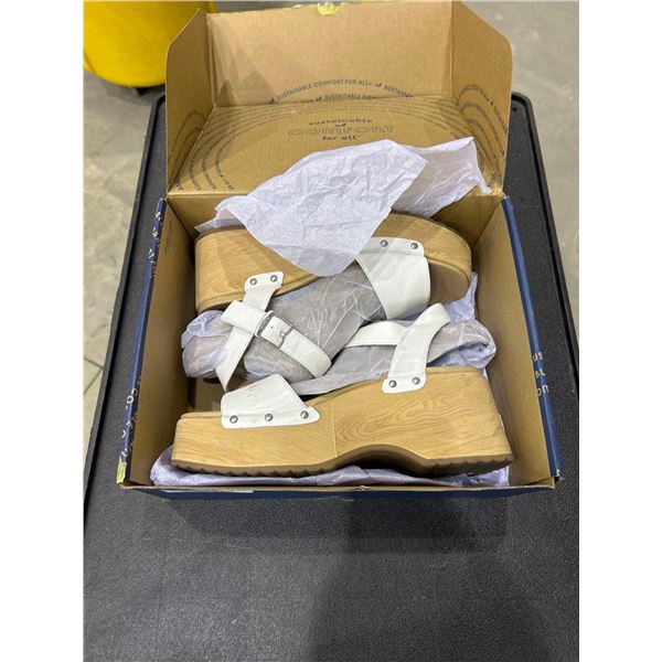 Ladies Platform Shoe Size 7.5