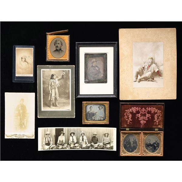 LARGE GROUP OF ANTIQUE PHOTOGRAPHS.