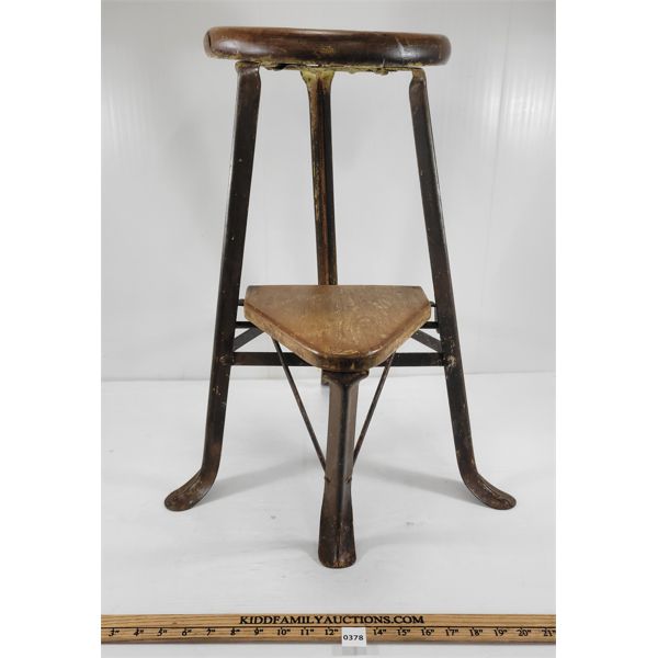 VINTAGE STEP STOOL W/ TRIANGLE STEP - Kidd Family Auctions