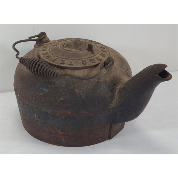 TERREAU RACINE CAST IRON KETTLE - QUEBEC