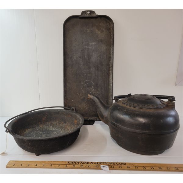LOT OF 3 - CAST IRON JAMES SMART KETTLE, POT PAN & GRIDDLE 
