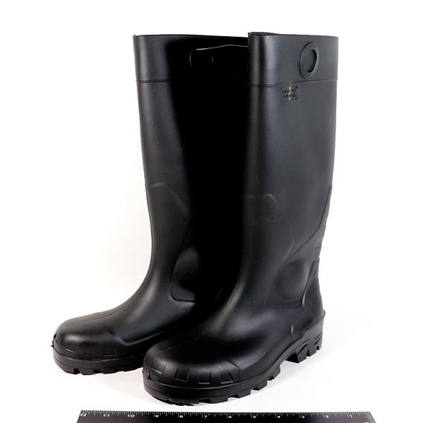 NEW CHESAPEAKE SIZE 5 RUBBER BOOTS